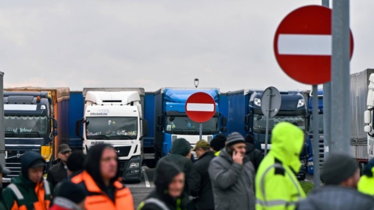 Уряд Польщі домовився з фермерами про призупинення протесту на КПП «Медика-Шегині»