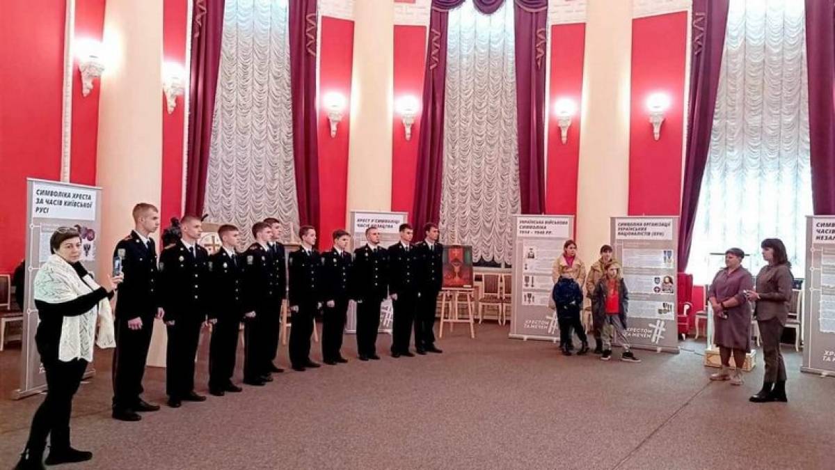 У запорізькому музеї публічно представили виставку “ХРЕСТОМ ТА МЕЧЕМ”
