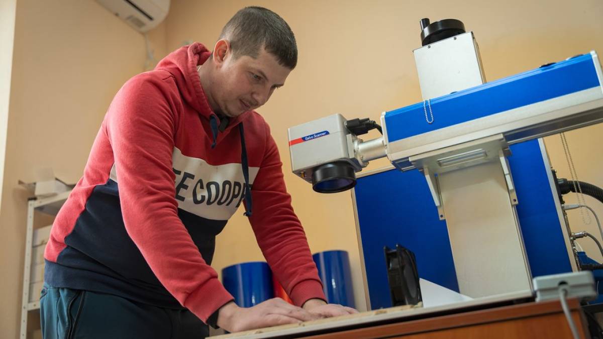 Винахідник із Бердянська створив прожектор, який полює за ворожими дронами