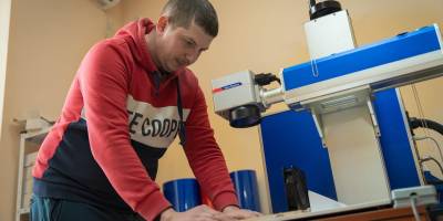 Винахідник із Бердянська створив прожектор, який полює за ворожими дронами