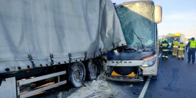 Біля кордону з Україною польський автобус з туристами врізався у фуру, 12 постраждалих