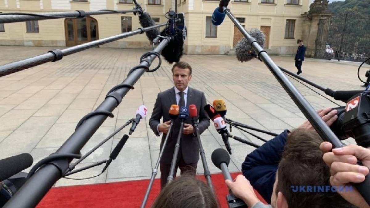 Макрон прийняв відставку глави уряду Франції Елізабет Борн