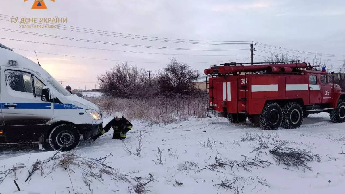У Запорізькій області через сніг застрягли дві машини «швидкої допомоги»