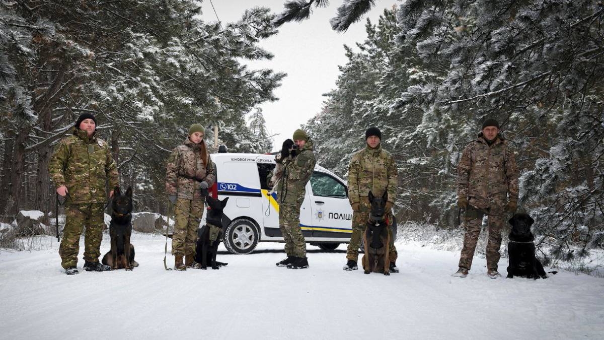 Запорізькі кінологи зі своїми чотирилапими помічниками (фото)