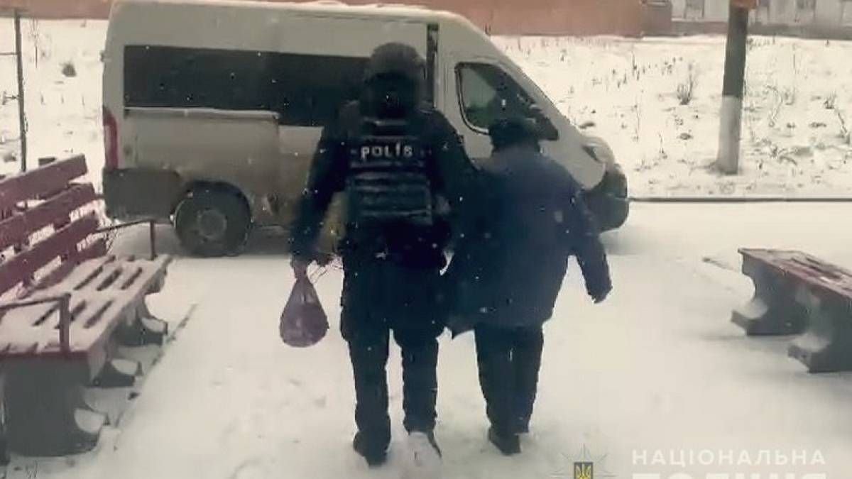 На Запоріжжі поліцейські вивезли з-під обстрілів двох пенсіонерок (відео)