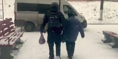 На Запоріжжі поліцейські вивезли з-під обстрілів двох пенсіонерок (відео)