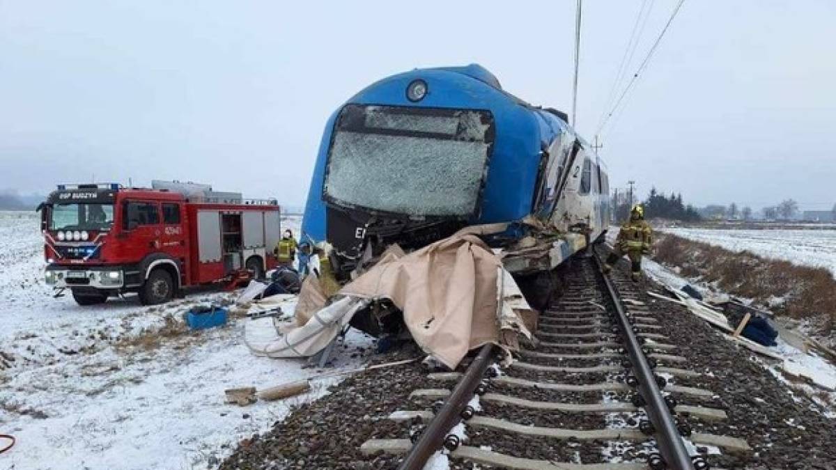 У Польщі зіткнулися пасажирський потяг і вантажівка, є потерпілі