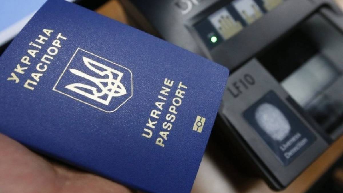 Торік українці оформили за кордоном 530 тисяч паспортів — МВС