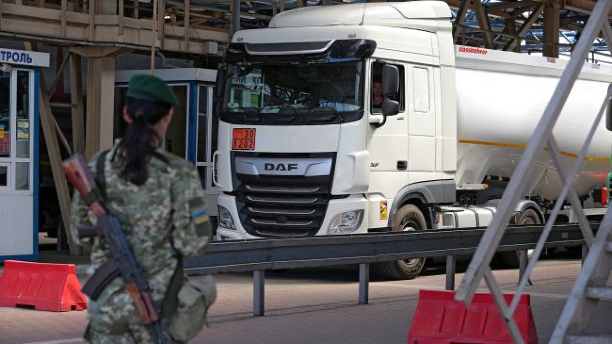 У Румунії припинили блокувати рух вантажівок на кордоні з Україною