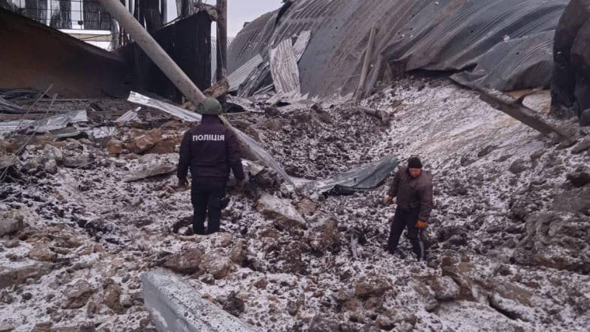 Ворожими авіабомбами знищені ангари з зерном у Вовчанську