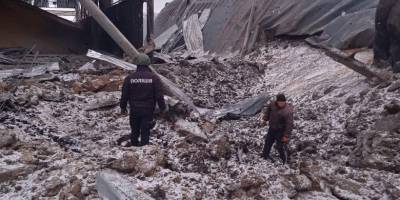 Ворожими авіабомбами знищені ангари з зерном у Вовчанську