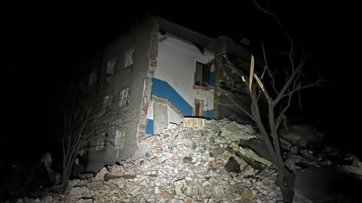 росіяни вдарили по Нью-Йорку на Донеччині бомбами й ракетою — троє поранених