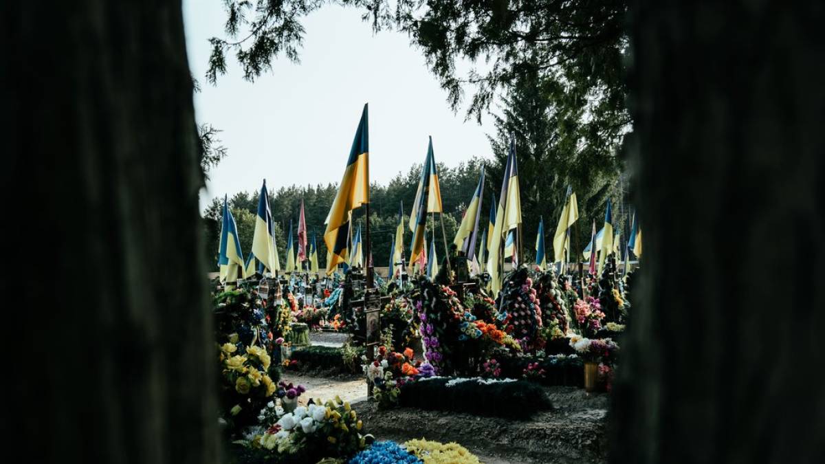 “Відвези мене туди, де тато спить”: фотопроєкт платформи «Меморіал» про життя на військових кладовищах