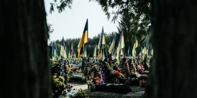 “Відвези мене туди, де тато спить”: фотопроєкт платформи «Меморіал» про життя на військових кладовищах