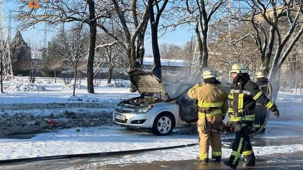 На центральному проспекті Запоріжжя загорілося авто
