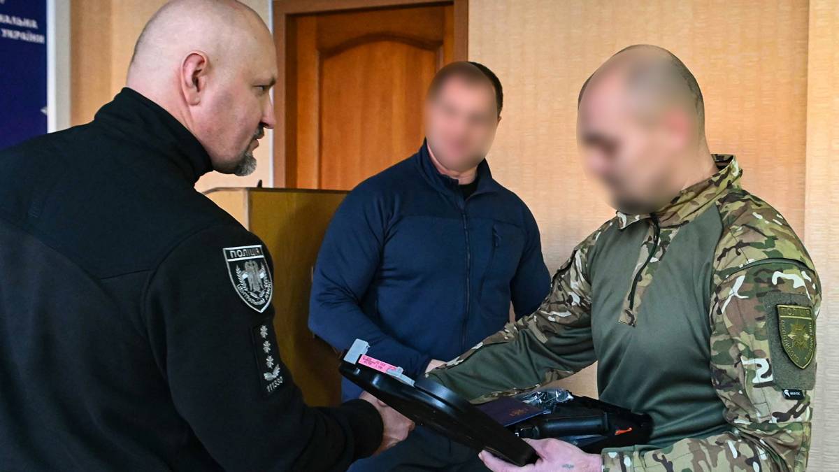 Запорізькі спецпризначенці отримали відомчі відзнаки СБУ (фото)