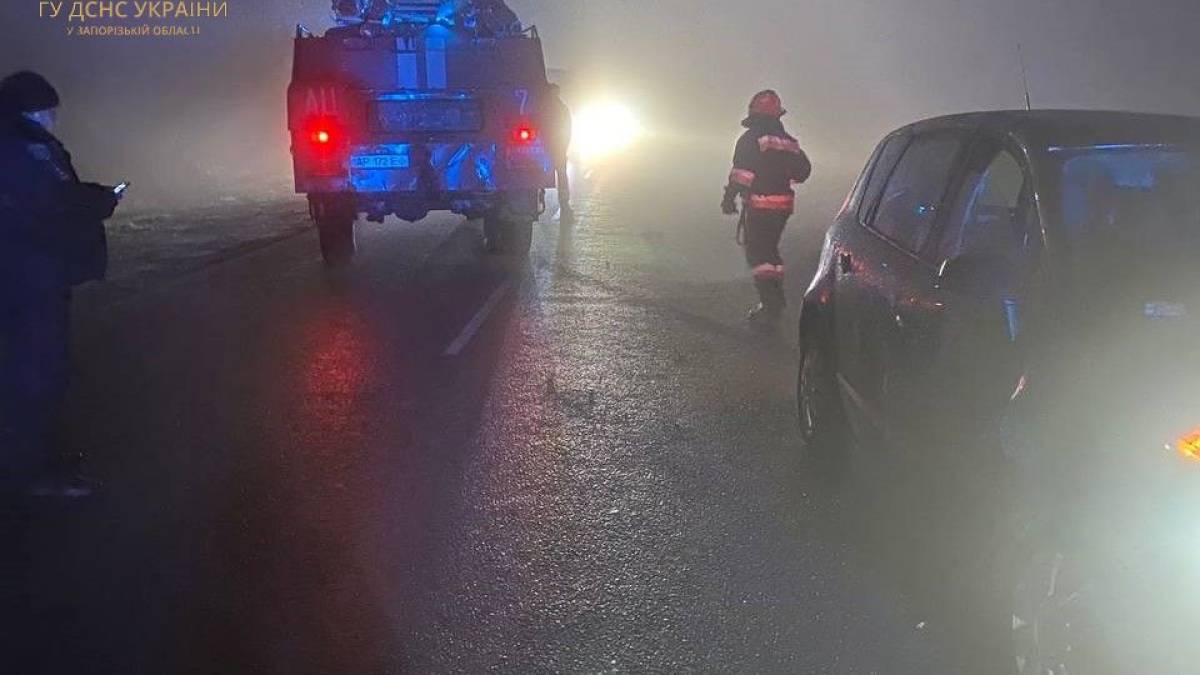 Запорізькі рятувальники допомогли водіям, які застрягли на бездоріжжі