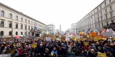 Багатотисячний протест проти крайніх правих у Мюнхені  зупинили через “переповнені вулиці”