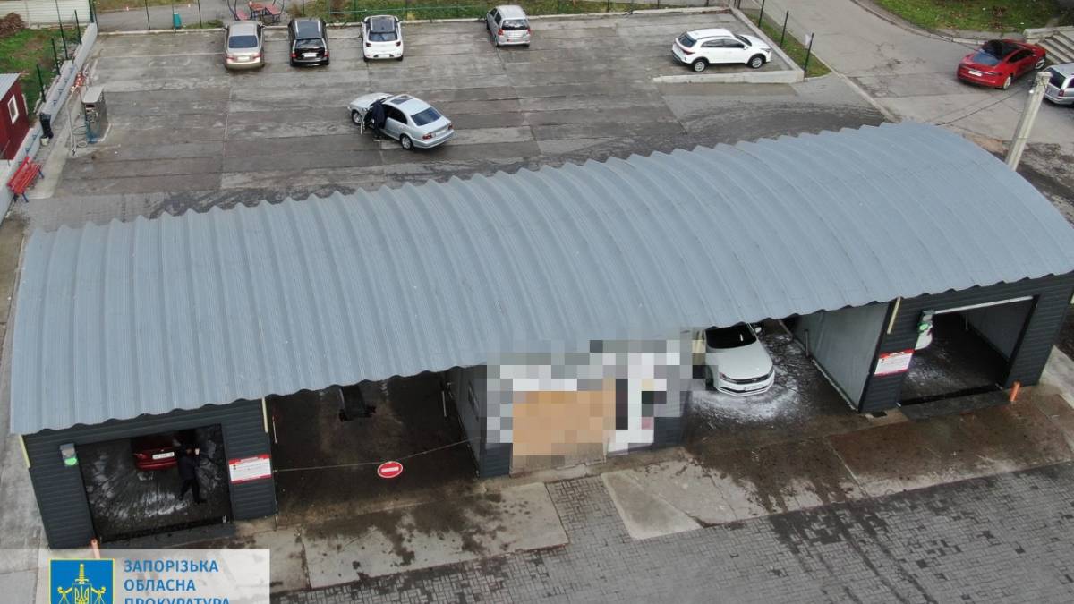 У Запоріжжі у дворі багатоповерхівки незаконно побудували автомийку – фото