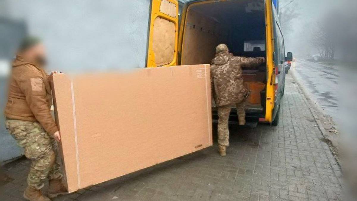 Мелітопольці передали на фронт 2 великі телевізори та 10 FPV-дронів
