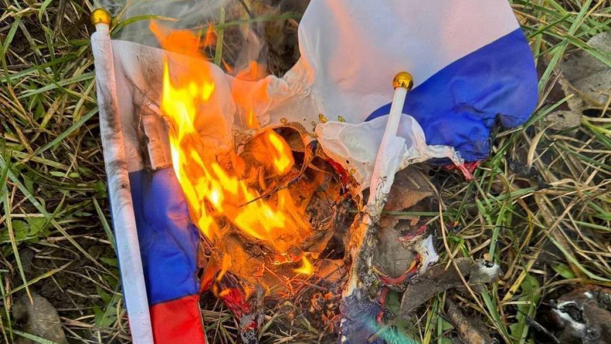 У Бердянську активісти руху «Жовта Стрічка» знищують символи рашизму
