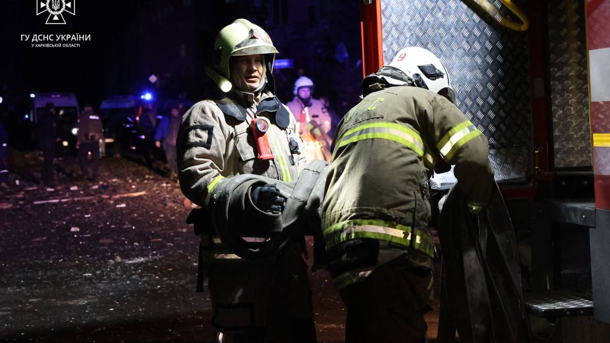 Ракетний удар по Харкову: рятувальники ліквідували наслідки вечірніх обстрілів