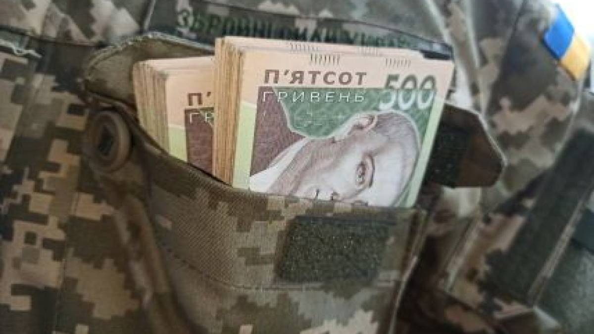 Скандал у військовій частині Запоріжжя: жінка не служила, а отримала 500 тисяч гривень “бойових”