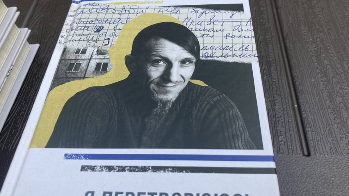 Цвіт нації української, поет та письменник, отримав нагороди. Посмертно
