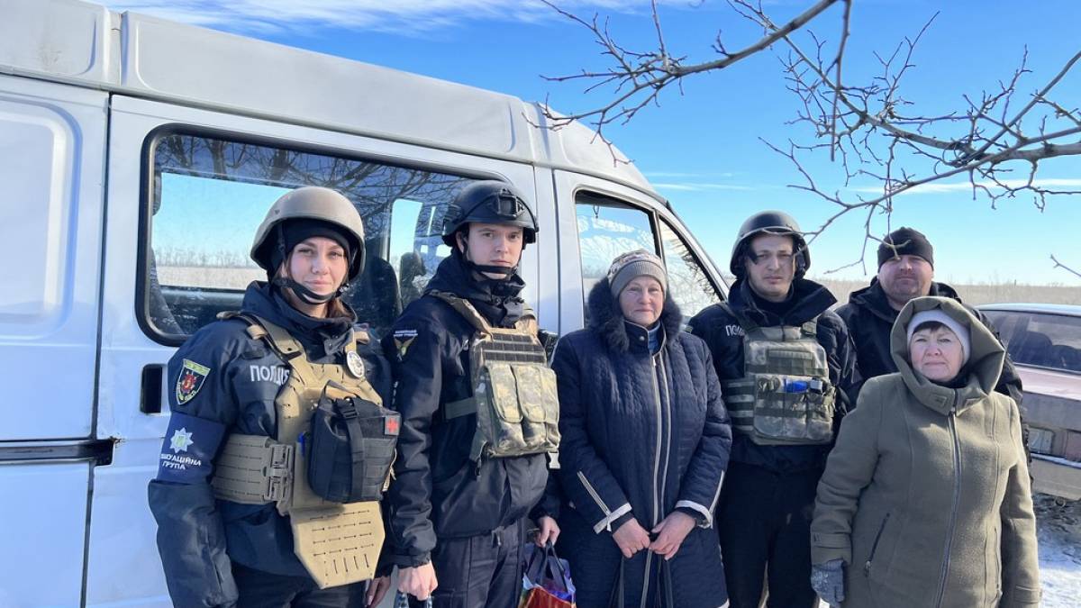 На Запоріжжі поліцейські вивезли з-під постійних обстрілів двох жінок (відео)