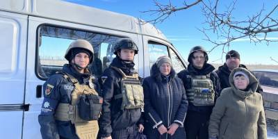 На Запоріжжі поліцейські вивезли з-під постійних обстрілів двох жінок (відео)