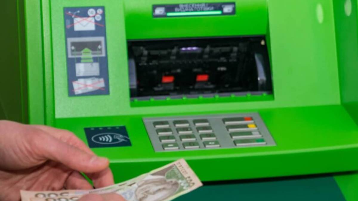 Мешканка Запоріжжя забула в банкоматі зняті гроші – що було далі