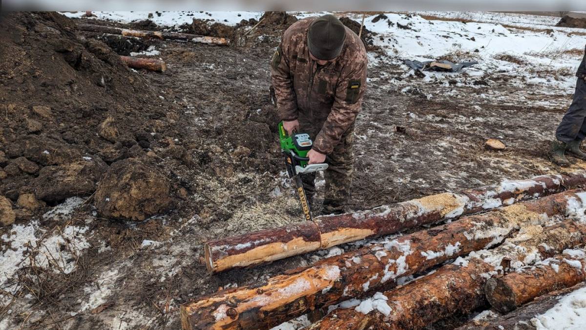 Бійці Запорізької бригади тероборони облаштовують бойові позиції (фото)