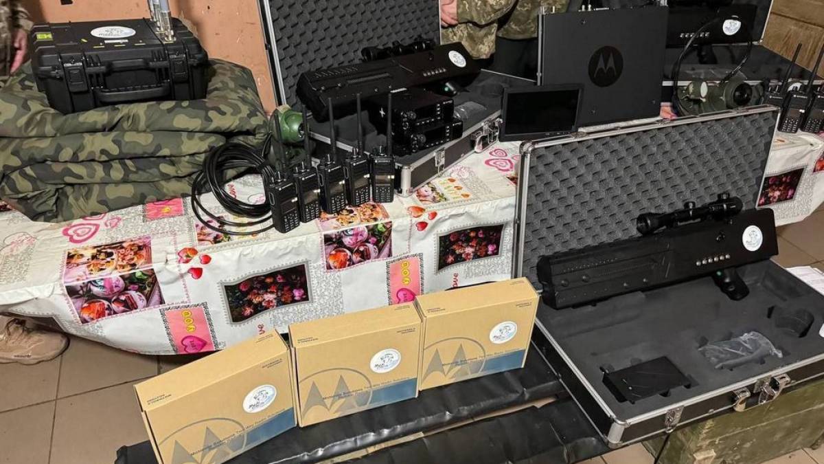 Команда Мелітополя передала на фронт квадрокоптери, антидронові рушниці та зарядні станції