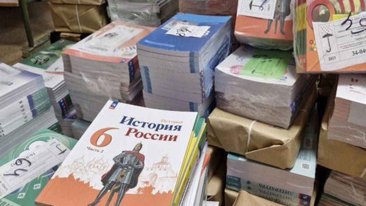 Окупанти продовжують нищити українські книги та везуть свої