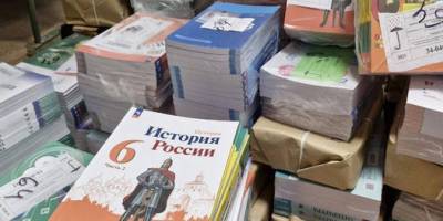 Окупанти продовжують нищити українські книги та везуть свої
