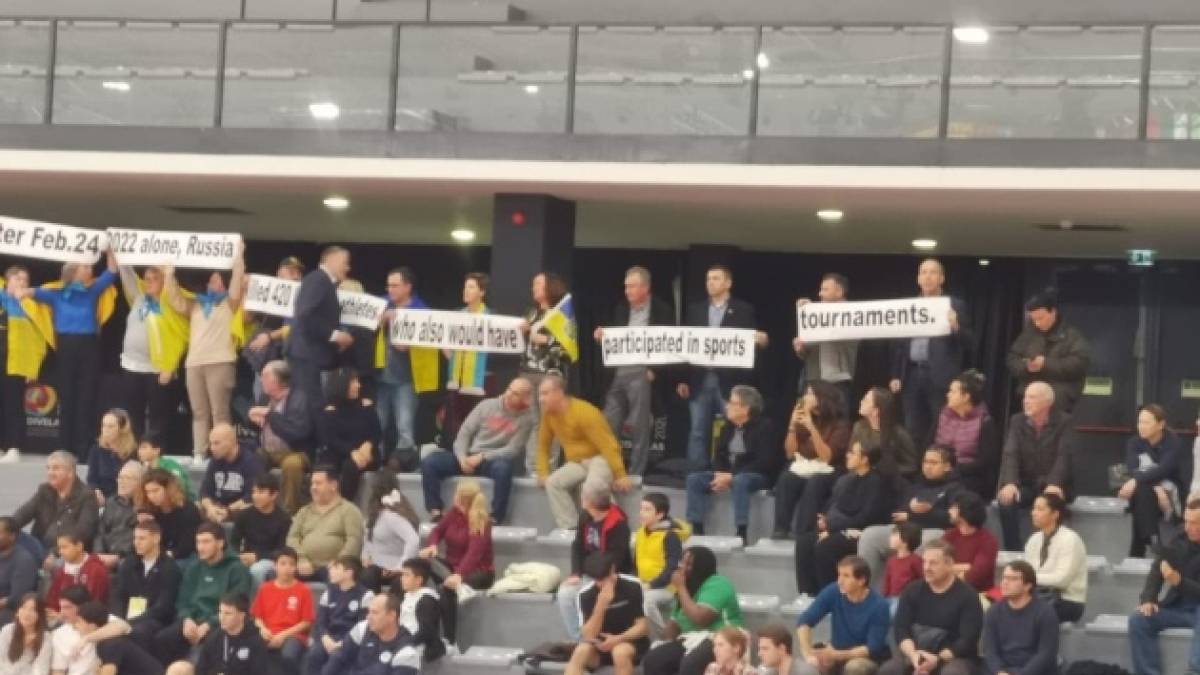 Українці провели акцію протесту під час прибуття спортсменів рф на змагання до Португалії