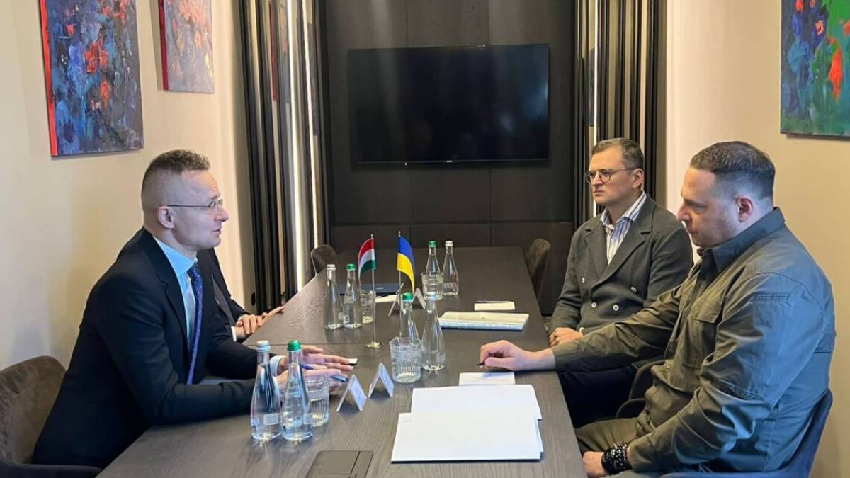 Кулеба та Єрмак розпочали зустріч з головою МЗС Угорщини в Ужгороді