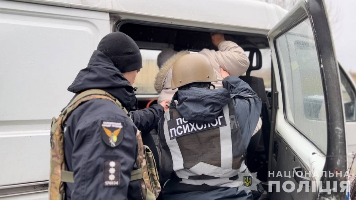 На Запоріжжі евакуювали літню пару, будинок якої двічі потрапив під ворожий обстріл (відео)