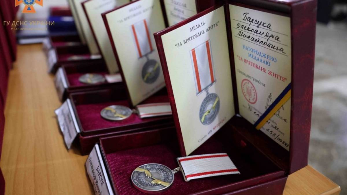 У Запоріжжі нагородили героїв без зброї – бійців ДСНС