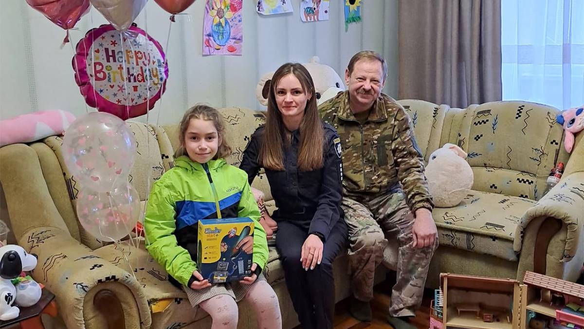 Запорізьки поліцейські привітали з днем народження доньку загиблого колеги