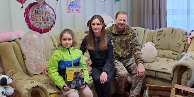 Запорізьки поліцейські привітали з днем народження доньку загиблого колеги