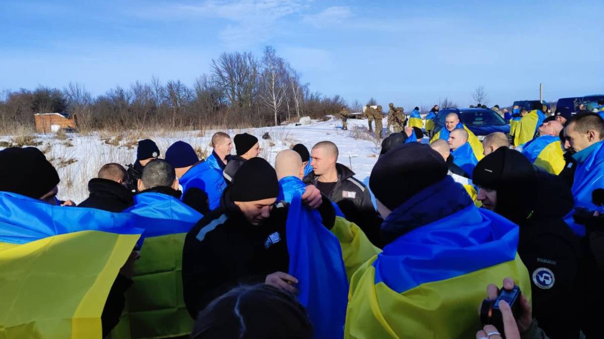 З російського полону звільнили 46 захисників, які боронили Запоріжжя
