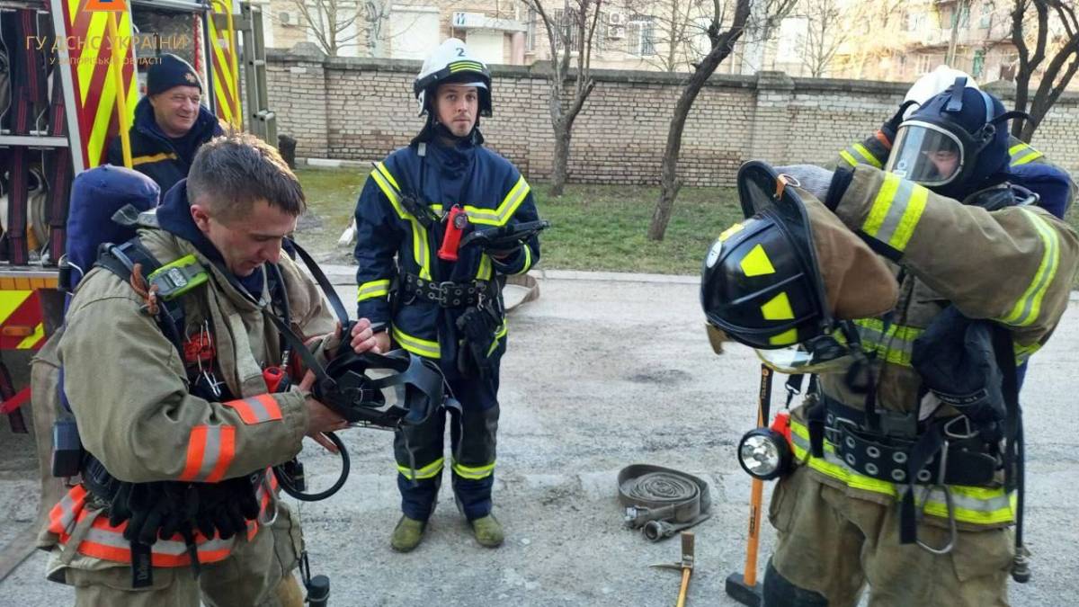 Запорізькі рятувальники продовжують проводити тактичні навчання з ліквідації пожежі