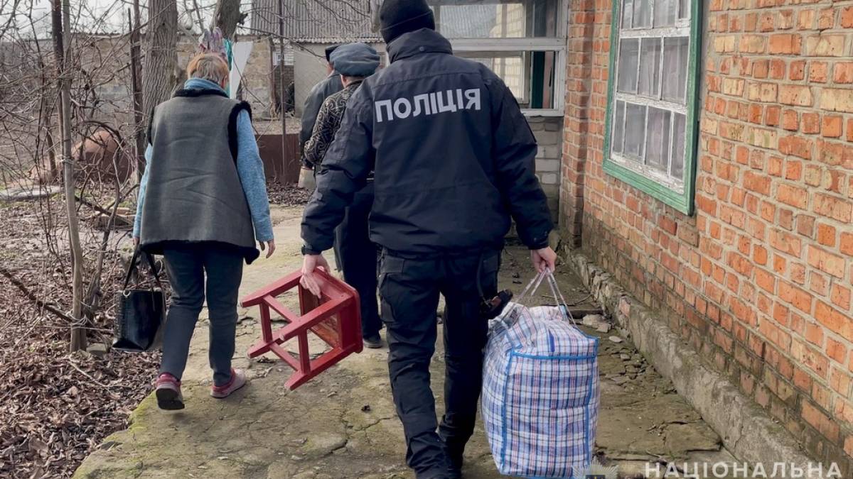 На Запоріжжі евакуювали матір та дочку, будинок яких пошкодив ворожий снаряд (відео)