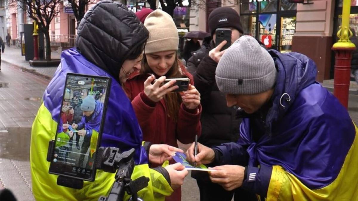 Волонтер пройшов пішки з Києва до Івано-Франківська