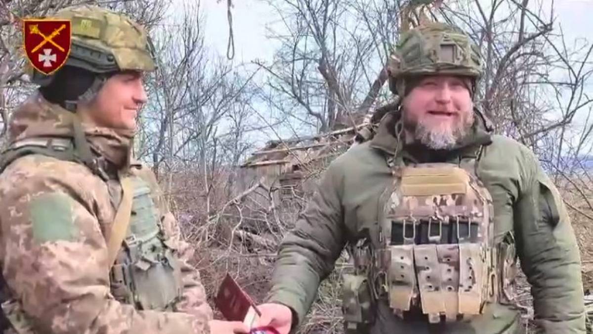 На Запоріжжі генерал вручив орден артилеристу під час ведення ним вогню по ворогові