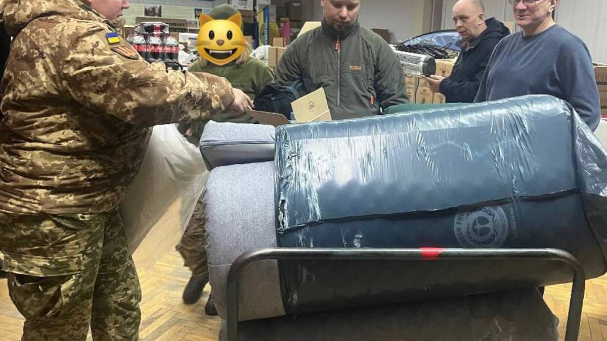 Енергодарці передали на фронт ліки, перев’язувальні матеріали, ноші для поранених