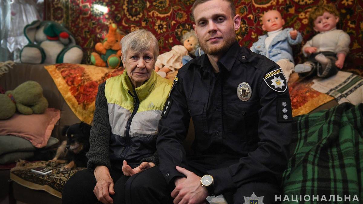 Вирвав гроші з рук біля банкомату: в Запоріжжі зловмисник пограбував пенсіонерку – відео