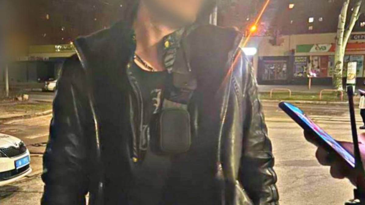 У Запоріжжі на стоянці стався конфлікт – патрульні затримали озброєного чоловіка