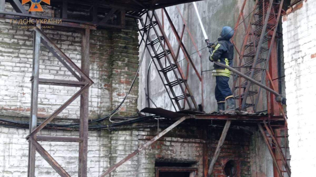 Запорізькі рятувальники гасили пожежу, що виникла від російського авіаудару